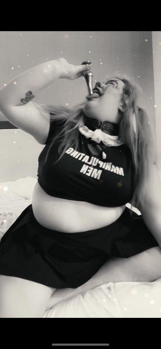 mollymayhem2000's tweet photo. Putting up my first full content set since like 2023 on my fansly later today!!! I’m so excited. I hope y’all love my “Sword” Swallower Clownie. I worked hard on her 🤡 https://t.co/WQQyhqDkqc