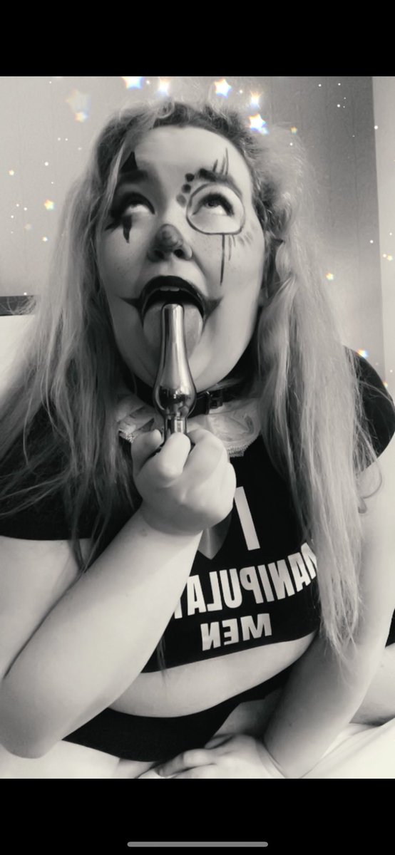 mollymayhem2000's tweet photo. Putting up my first full content set since like 2023 on my fansly later today!!! I’m so excited. I hope y’all love my “Sword” Swallower Clownie. I worked hard on her 🤡 https://t.co/WQQyhqDkqc