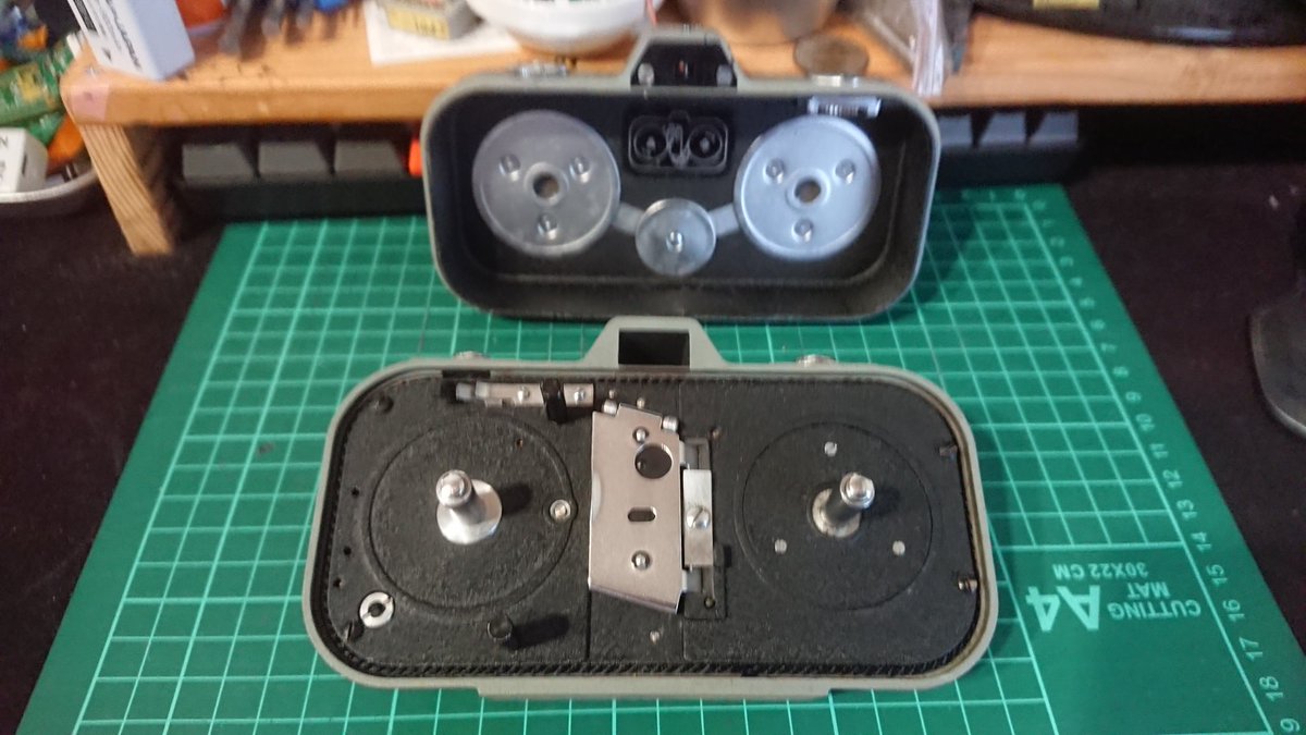 AirpocketRobot's tweet image. もう一台は憧れだった ZEISS IKONの #MOVICON8
1950年代当時スチルカメラで一般的になってきた横長に構えるスタイルで撮影する #double8 #cinecamera
デジタル化改造は簡単そうだけど、恐れ多くて手が出しづらいカメラです。
入ってた赤いスプールにZEISS IKONのロゴが入っててこちらも良い。