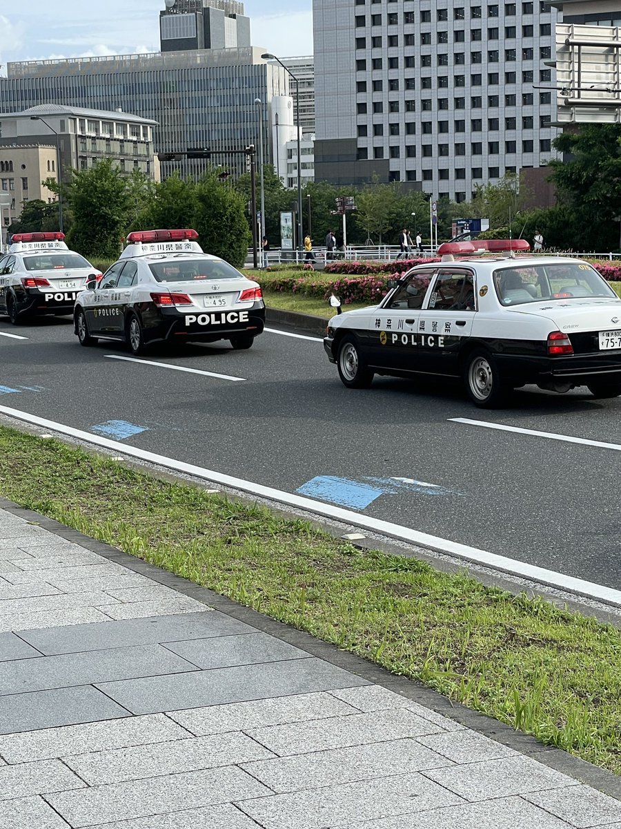 そういえば以前横浜行った時このパトカーの集団は結局何だったんだろう？

すれ違った人がアレは警察じゃないよって話してたけどドラマや映画の撮影用のパトカーって事？
それとも神奈川県警はネットでいうように不祥事が多いからアレは警察じゃないっていう神奈川県民ギャグなのか？