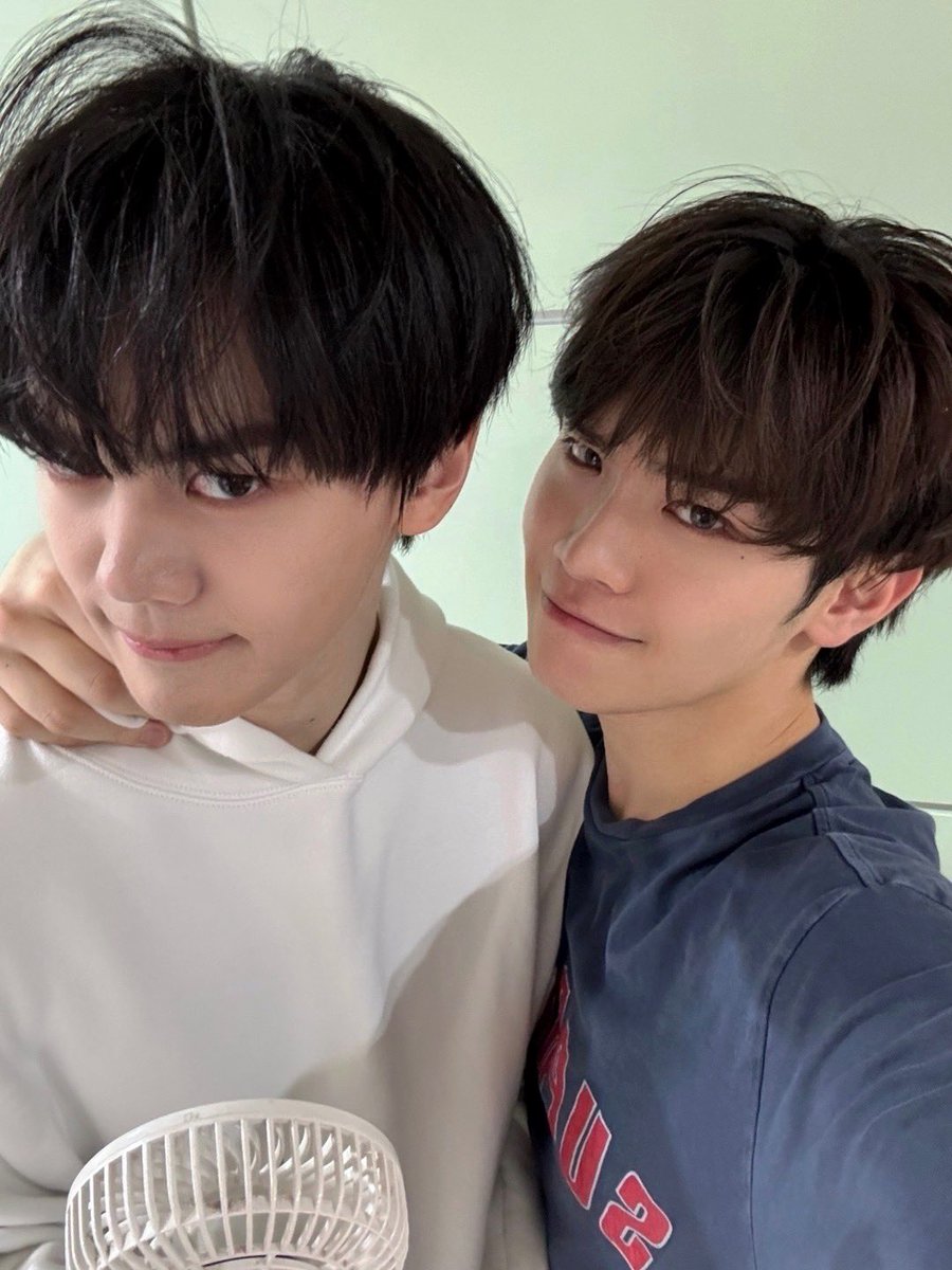 _💌

제로즈~ 음방 3주 차인데 다들 더 힘차게 달려볼까?? 행복한 추억을 써 내려가고 있어 ㅎㅎ 한 눈 팔면 가서 물어버린닷!!!💢💢 우리 강아지 많다??

#KIMTAERAE #김태래
#ZEROBASEONE #ZB1 #제로베이스원