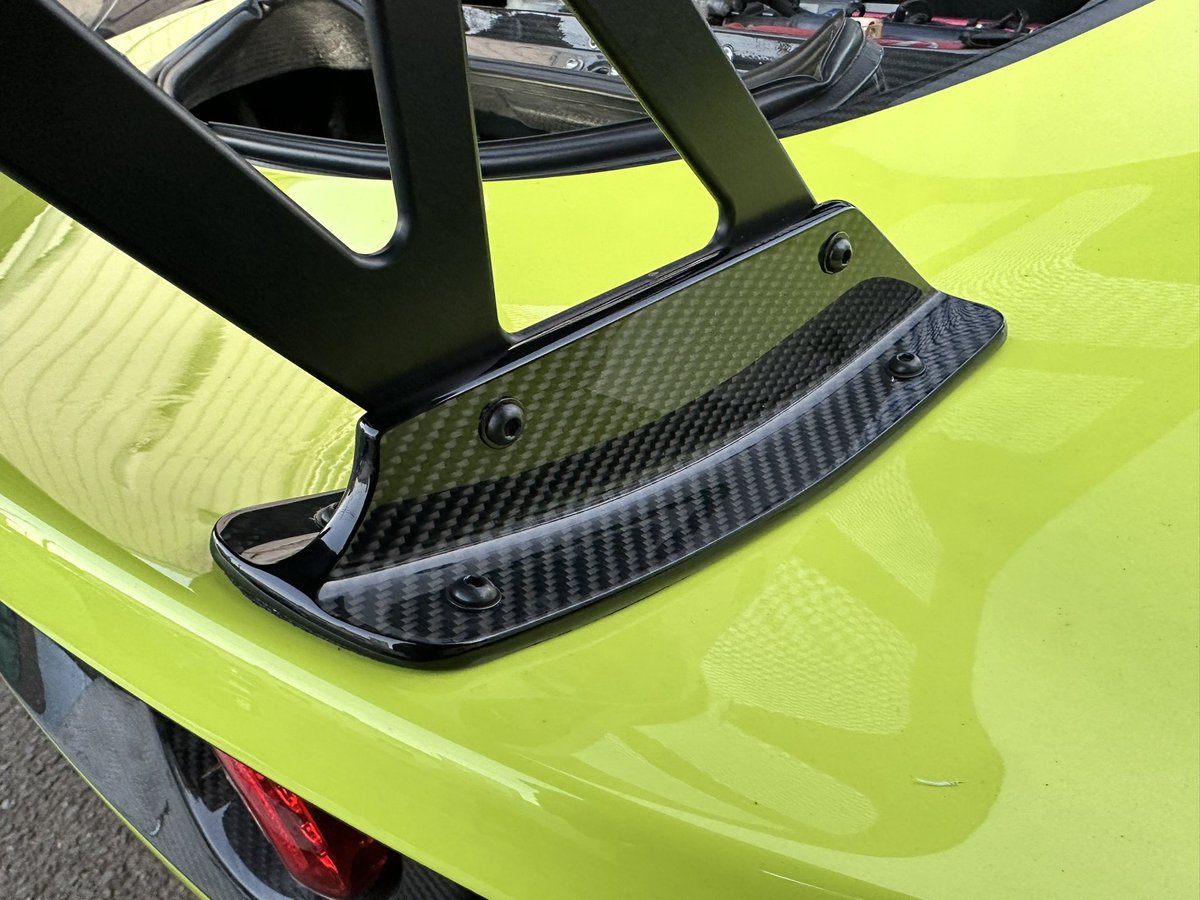 TiRacingtir's tweet photo. エキシージ GT WING取付
当社のGT WINGはボルテックス製 タイプ2 (1600幅)羽を使います。
マウントベースは汎用のは私の好みでないので、ボルテックス社長様が千葉まで来て頂きました。
そして専用の「型」を作って頂き型代をお支払いして現製品になってます。
見栄えよくする為にカーボンです。
このめっちゃカッコ良いマウントベースは残念ながら当社でしか買えません。
それが型代をお支払いしての専売という事ですよね。
トランク内も専用ステーでガッチリ固定です。
GTWING即納品 残り1
次回来年になります。
#ロータス
#エキシージ
#エリーゼ
#GTWING
#ボルテックス