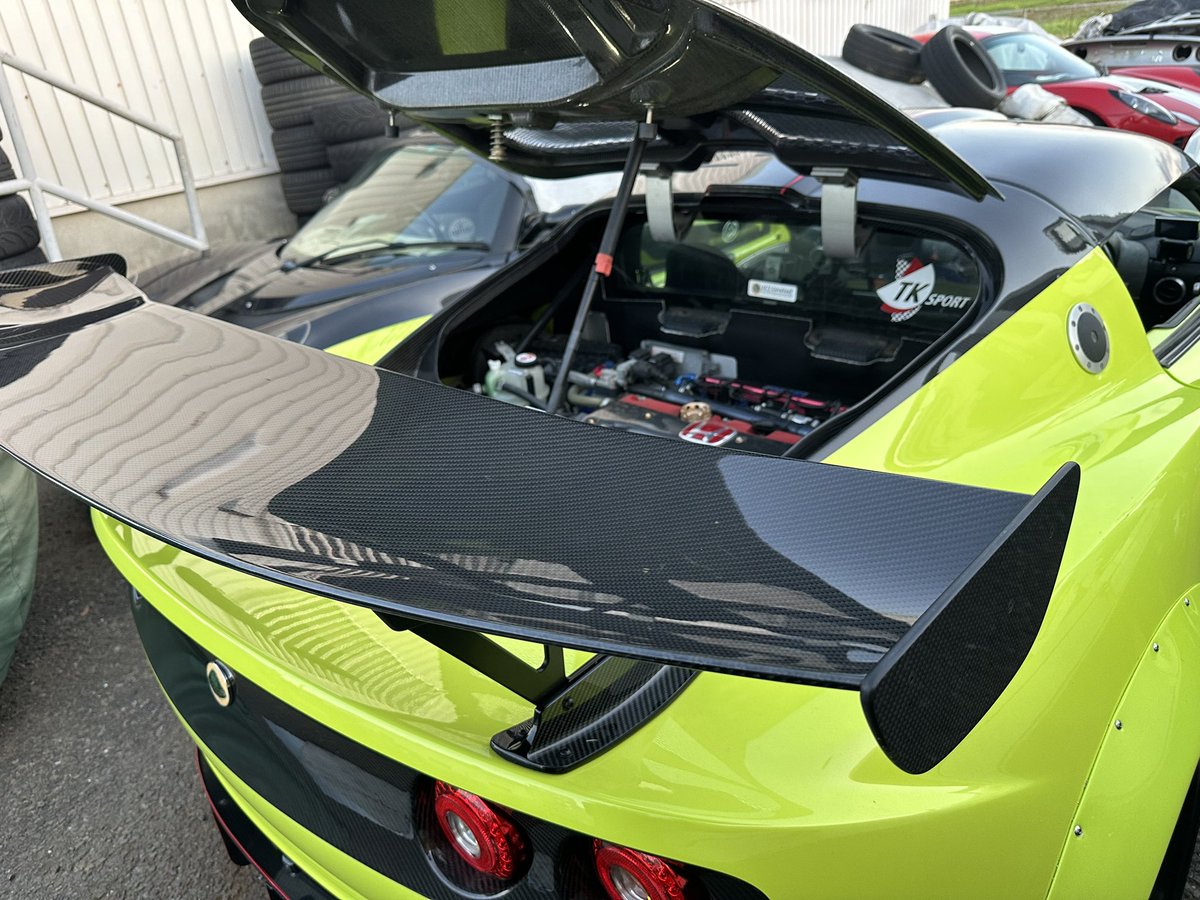 TiRacingtir's tweet photo. エキシージ GT WING取付
当社のGT WINGはボルテックス製 タイプ2 (1600幅)羽を使います。
マウントベースは汎用のは私の好みでないので、ボルテックス社長様が千葉まで来て頂きました。
そして専用の「型」を作って頂き型代をお支払いして現製品になってます。
見栄えよくする為にカーボンです。
このめっちゃカッコ良いマウントベースは残念ながら当社でしか買えません。
それが型代をお支払いしての専売という事ですよね。
トランク内も専用ステーでガッチリ固定です。
GTWING即納品 残り1
次回来年になります。
#ロータス
#エキシージ
#エリーゼ
#GTWING
#ボルテックス
