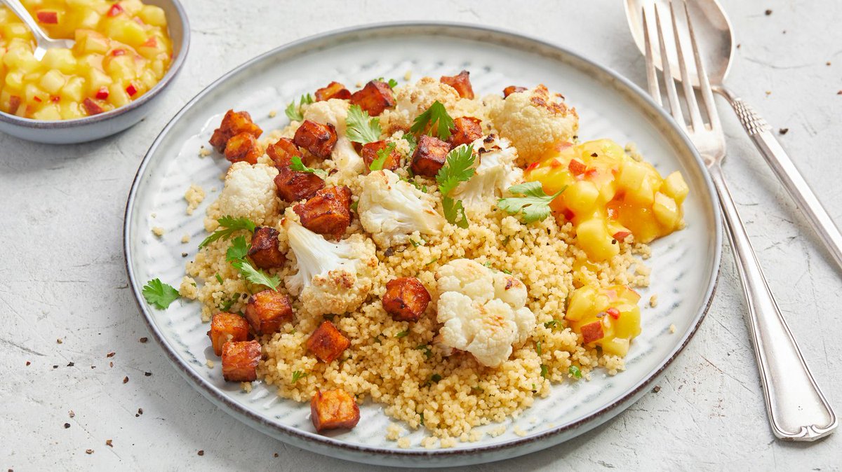 Couscous mit gebackenem Tempeh und Blumenkohl – indisch

Dieser aromatisch marinierte Tempeh, begleitet von gebackenem Blumenkohl und Couscous, wird durch einen fruchtigen Apfel-Mango-Dip perfekt abgerundet. Das Rezept findet ihr hier: zentrum-der-gesundheit.de/rezepte/hauptg…