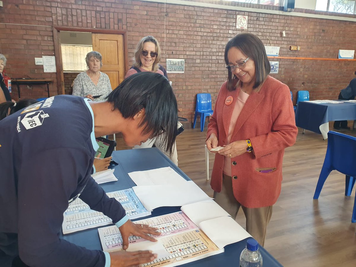 ForGoodZA's tweet photo. Patricia De Lille casts her vote🟠❎

A vote to stop the suffering in our communities ❎

A vote to protect our climate and beautiful country ❎

A vote based on the principles of Enviromental, Spatial, Economic and Social Justice ❎

#SwitchToGOOD https://t.co/w87r6xIfQL