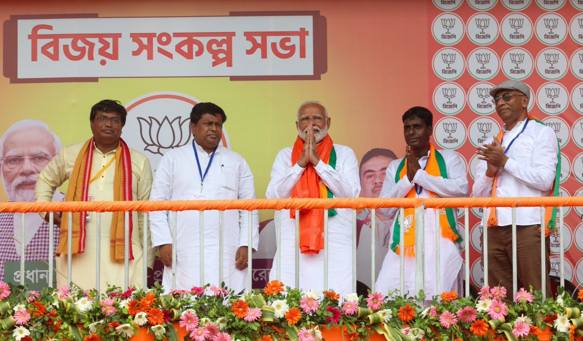 narendramodi's tweet photo. মথুরাপুরে সভার কিছু ঝলক। গোটা পশ্চিমবঙ্গে বিজেপির হাওয়া স্পষ্ট। https://t.co/YxIe9R40Ph