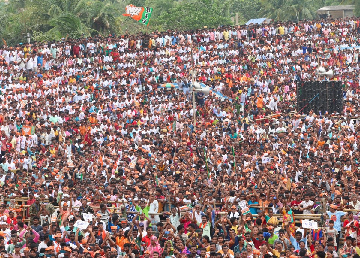 narendramodi's tweet photo. মথুরাপুরে সভার কিছু ঝলক। গোটা পশ্চিমবঙ্গে বিজেপির হাওয়া স্পষ্ট। https://t.co/YxIe9R40Ph