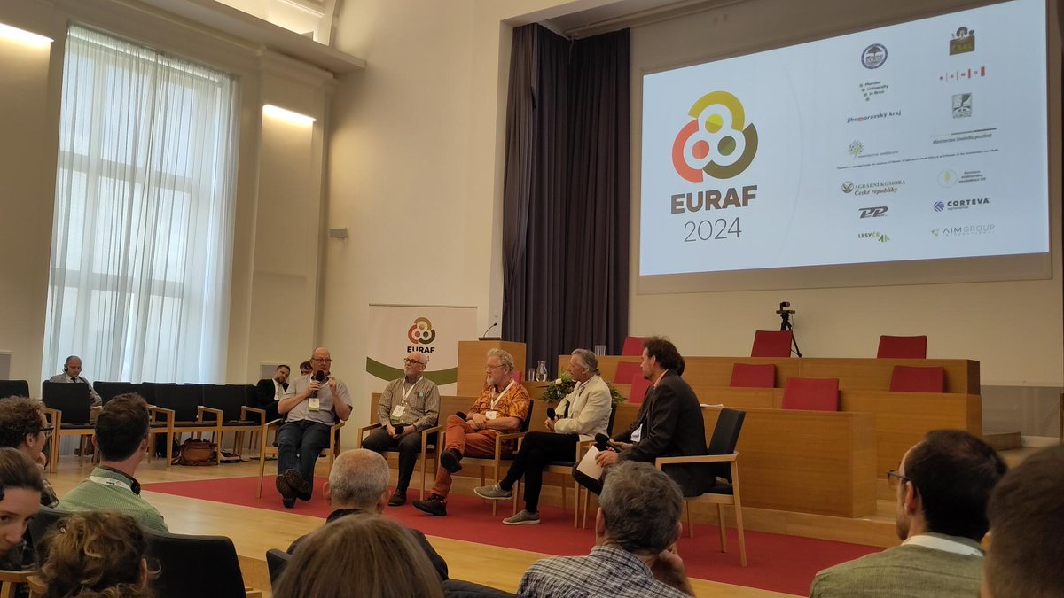 AGROMIXproject's tweet photo. 💬Yesterday at the @euraf2024 Conference.

🌿We express our gratitude to @jwojc for highlighting the AGROMIX Policy Summit as a key example of researchers, #farmers, and policymakers coming together to discuss the future of #agroforestry.

Stay tuned for more updates❗#EURAF2024 https://t.co/8aOZTWbBhP