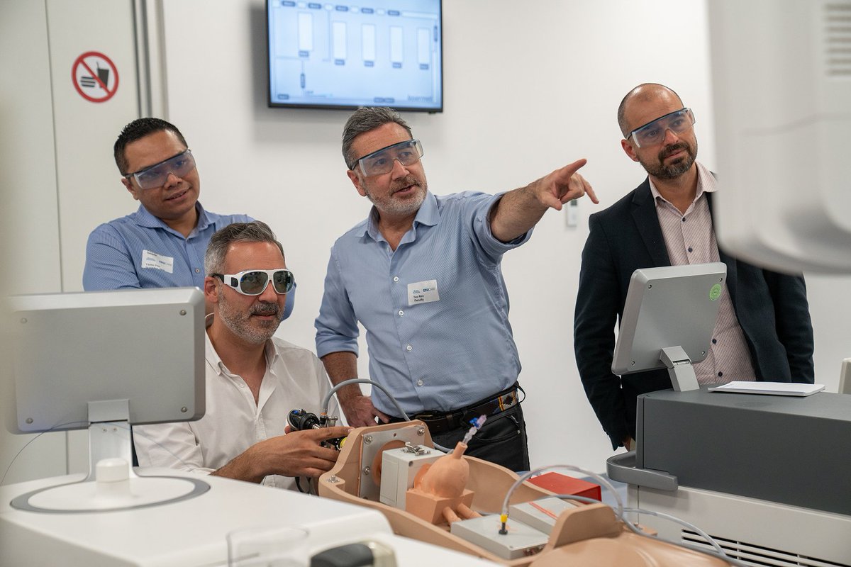 Engaging HoLEP training course at our IAS centre in Düsseldorf, Germany! The blend of virtual simulation and wet lab, for #HoLEP and morcellation, provided a solid learning experience. Gratitude to our faculty members @lariandragos and @TevitaAho. #BSCEMEA #HoLEPTraining