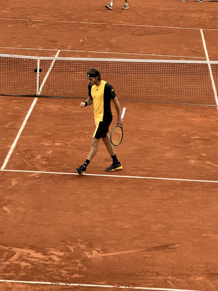 Tsitsipas 6-3, 6-2 on Altmaier in 59 minutes. 27 winners 9 unforced errors 0 break points faced so far #RolandGarros