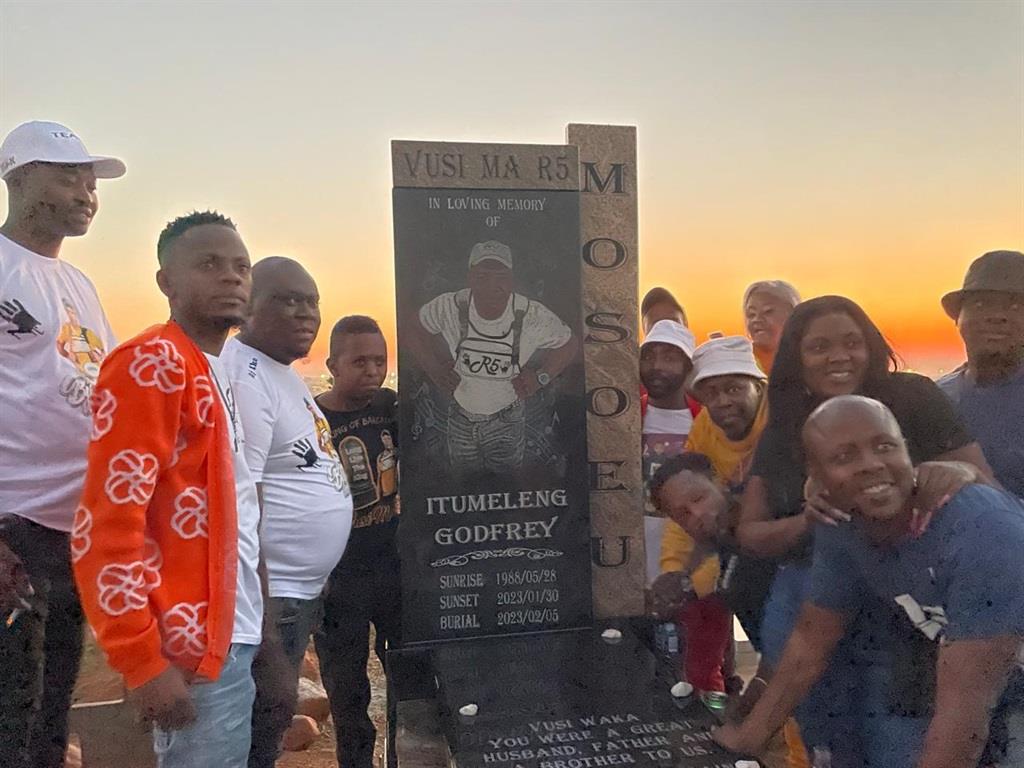 dailysunsa's tweet photo. 🤩 Paying tribute to a legend! The late Bacardi King, Vusi Ma R5, got a stylish heavenly birthday celebration. Ncoooo🥺 Click link to see what went down at the graveyard: https://t.co/iLgwMxmWAI
#VusiMaR5 #BacardiLegend #TshwaneTribute #graveyard https://t.co/kDQI6nUw3F