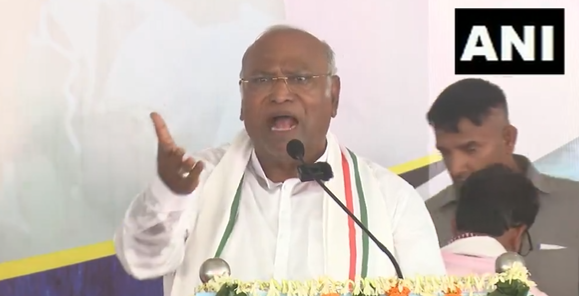 #Odisha: Addressing a public meeting in #Balasore, #Congress National President #MallikarjunKharge says, 'PM #Modi will be removed from power after 4th June…On one hand, there are people like #SoniaGandhi, #JawaharlalNehru and #IndiraGandhi who love Odisha...On the other hand,