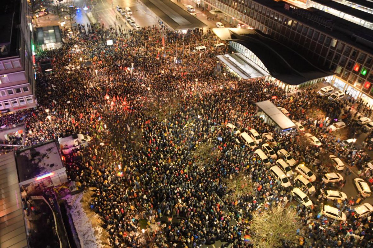 Am kommenden Samstag werden in der Innenstadt Menschen für ein solidarisches, offenes und buntes Europa demonstrieren. Start ist um 12 Uhr am Dr. Ruer-Platz. Bitte stellt euch darauf ein. #bochum