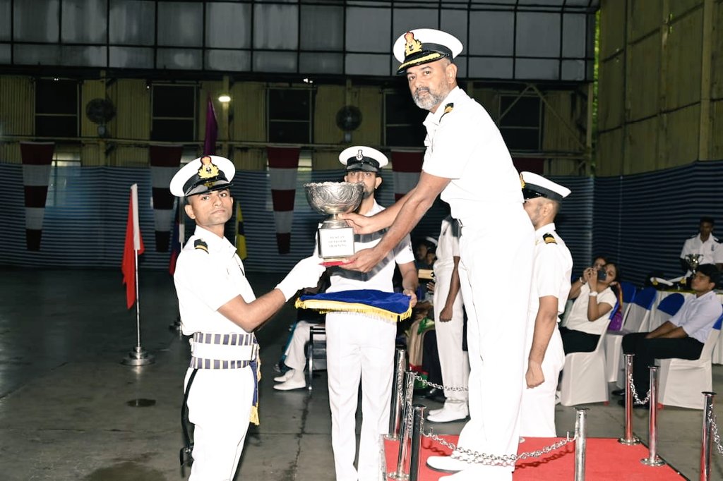 10 #IndianNavy officers of34th Naval Architecture Course graduated from Naval Construction Wing(NCW),CELABS #Kochi. POP was reviewed by OIC NCW. On completion of BTech in #NavalArchitecture & #ShipBuilding from #CUSAT,officers will now proceed for professional Trg& sea attachment