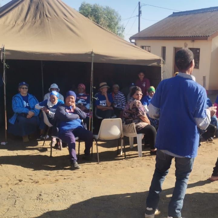 DA_NCape's tweet photo. 🗳️Die DA is besig om te help in #Loeriesfontein, waar stemdag in volle swang is.

Kiesstasies sal net tot 21:00 oop wees, so moenie hierdie kosbare kans verspeel nie!

#RescueSA #VoteDA https://t.co/JrkYzhqq9v