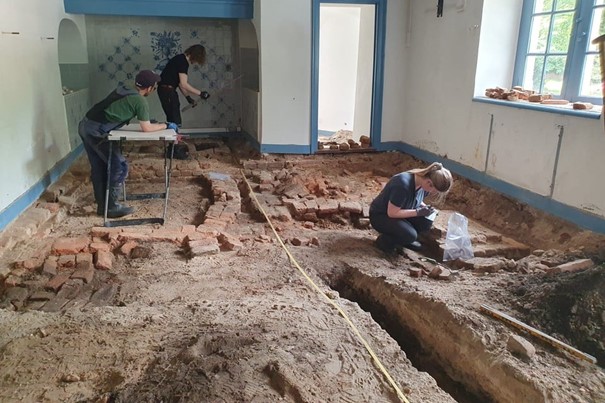 Onder Kasteel Nederhorst den Berg is het fundament van een oudere bebouwing gevonden! Vrijwilligers hebben de eeuwenoude structuur met veel zorg blootgelegd. Nieuwsgierig geworden? Op vrijdag 14 juni, bent u van 11-16 uur uitgenodigd het kasteel te bezoeken!