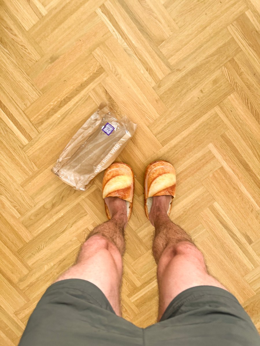 Hi, na? 😏 Willst du noch mit hochkommen und meine BROTPANTOFFEL VOM BILLA sehen? 🥖👟

(werbung)