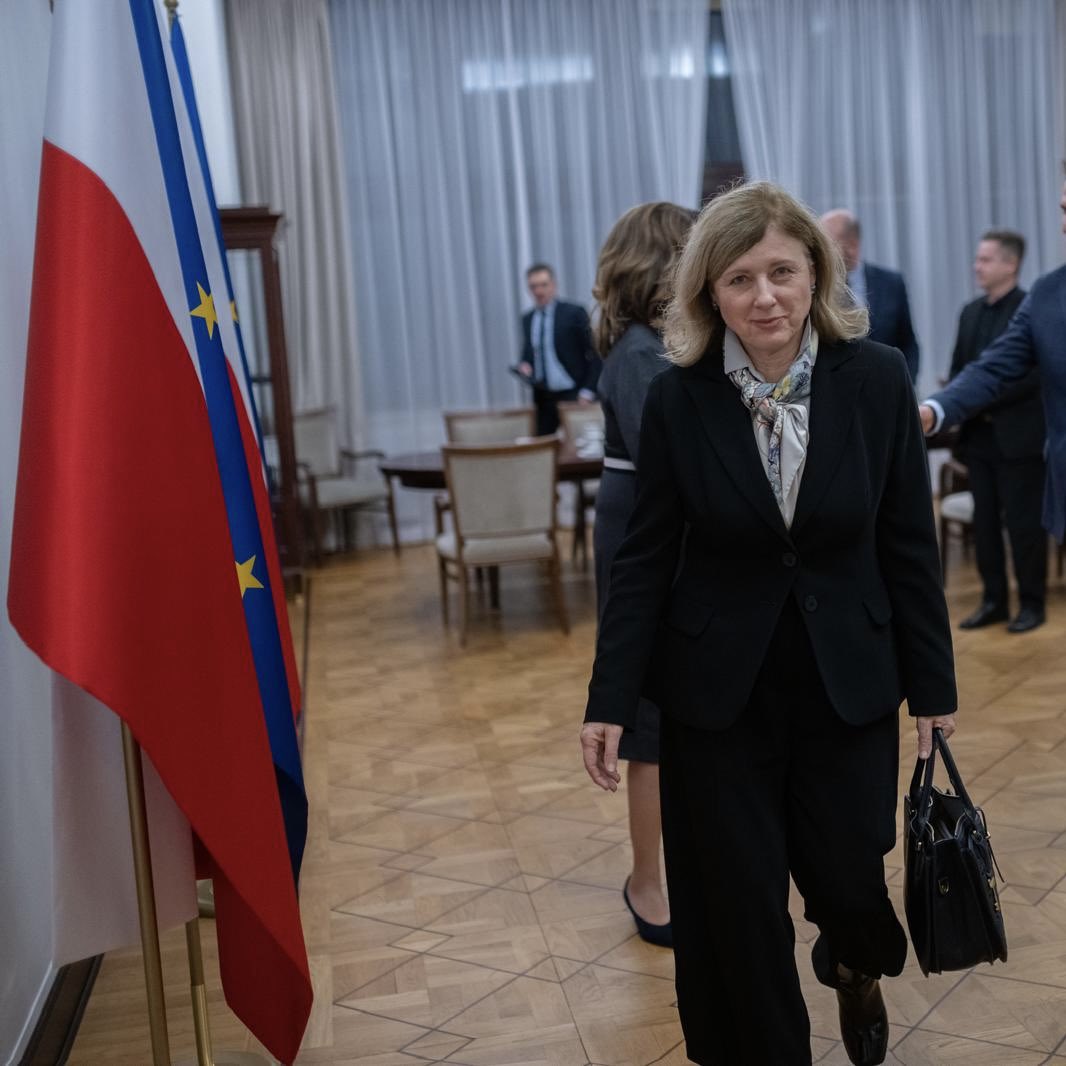 VeraJourova's tweet photo. Today, @EU_Commission has closed the Article 7(1) TEU procedure for #Poland.
We consider there is no longer a clear risk of a serious breach of the #RuleOfLaw in 🇵🇱. https://t.co/aEXUkYseF7