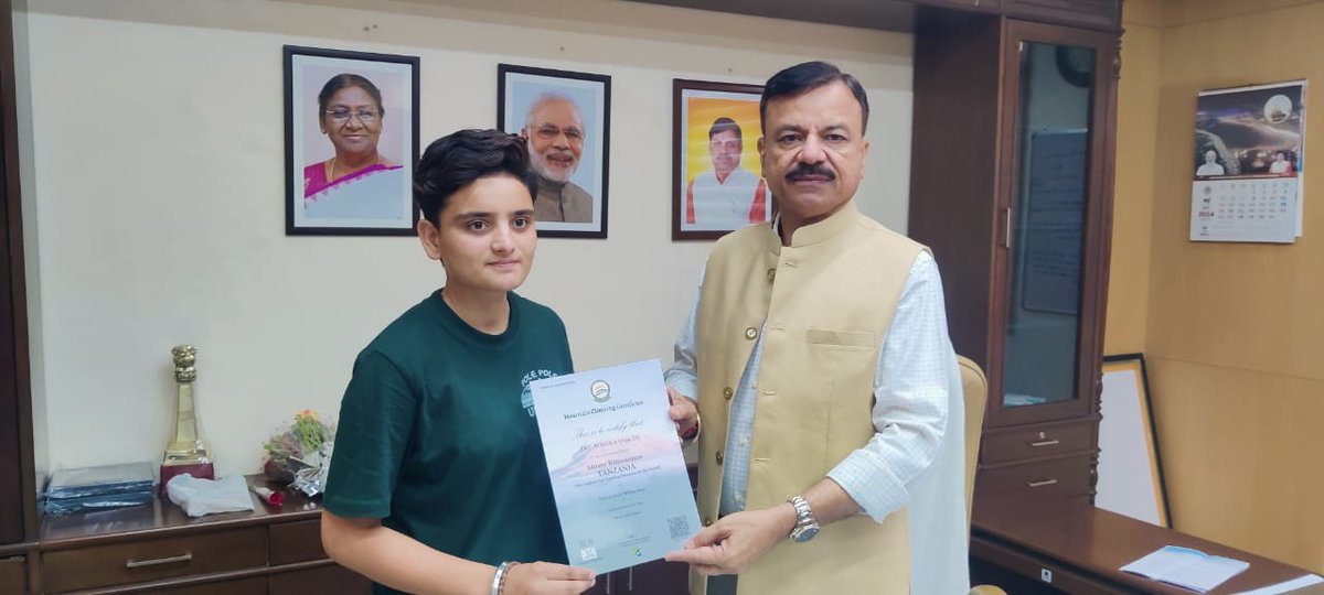 udaypratapmp's tweet photo. आज मंत्रालय में अफ्रीका महाद्वीप की सबसे ऊंची चोटी #किलिमंजारो पर तिरंगा फहराने वाली मध्यप्रदेश के #देवास जिले की पर्वतारोही बिटिया #सोनिका से मुलाकात कर उन्हें बधाई एवं शुभकामनाएं दीं। https://t.co/iFFBati3ie
