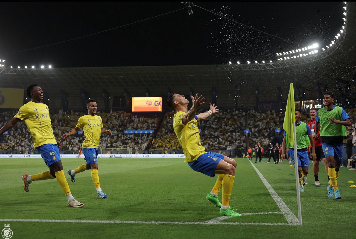 هالصورة 
أخذت صيت أكثر من '' تتويجهم ''