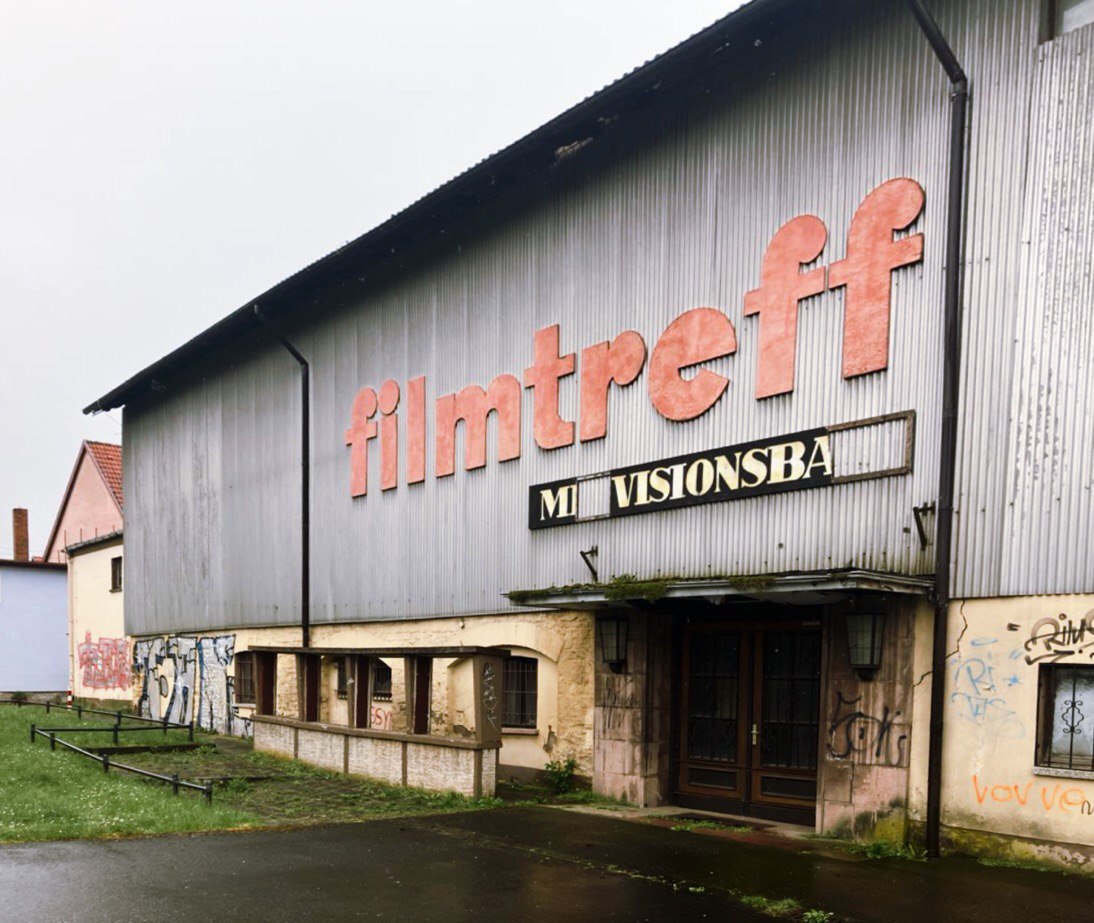 KathKroeger's tweet photo. Die stattliche Visionsbar. Ein Thema, über das man ganze Bücher schreiben kann ;-)
#Archigrafie #Artern #GhostSign #SignetFantomes #Kino #DDR https://t.co/Wb0yEI7PH9