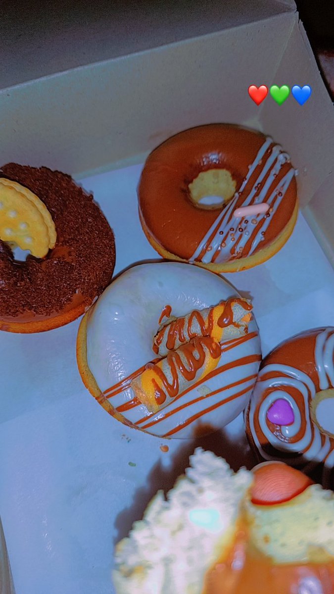 Noorcherif2's tweet photo. J'ai commandé et je suis très loin de la déception, j'ai même été surpris car c'était au delà de mes attentes. Vraiment chapeau à la tata qui fait ces magnifiques donuts et crêpes. Les images que vous voyez n'ont pas été générées par L'IA. Bel air Food, le luxe à petit prix😋🤤🥰 https://t.co/jUyihvN0Pv