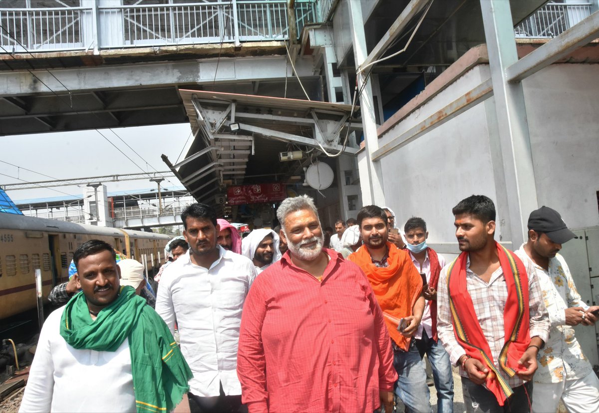 वाराणसी दौरा के उपरांत आज आदरणीय श्री पप्पू यादव जी कुम्भ एक्सप्रेस द्वारा वाराणसी जंक्शन से झारखंड के मधुपुर के लिए प्रस्थान कियें।

#banaras 
#madhupur 
#pappuyadav