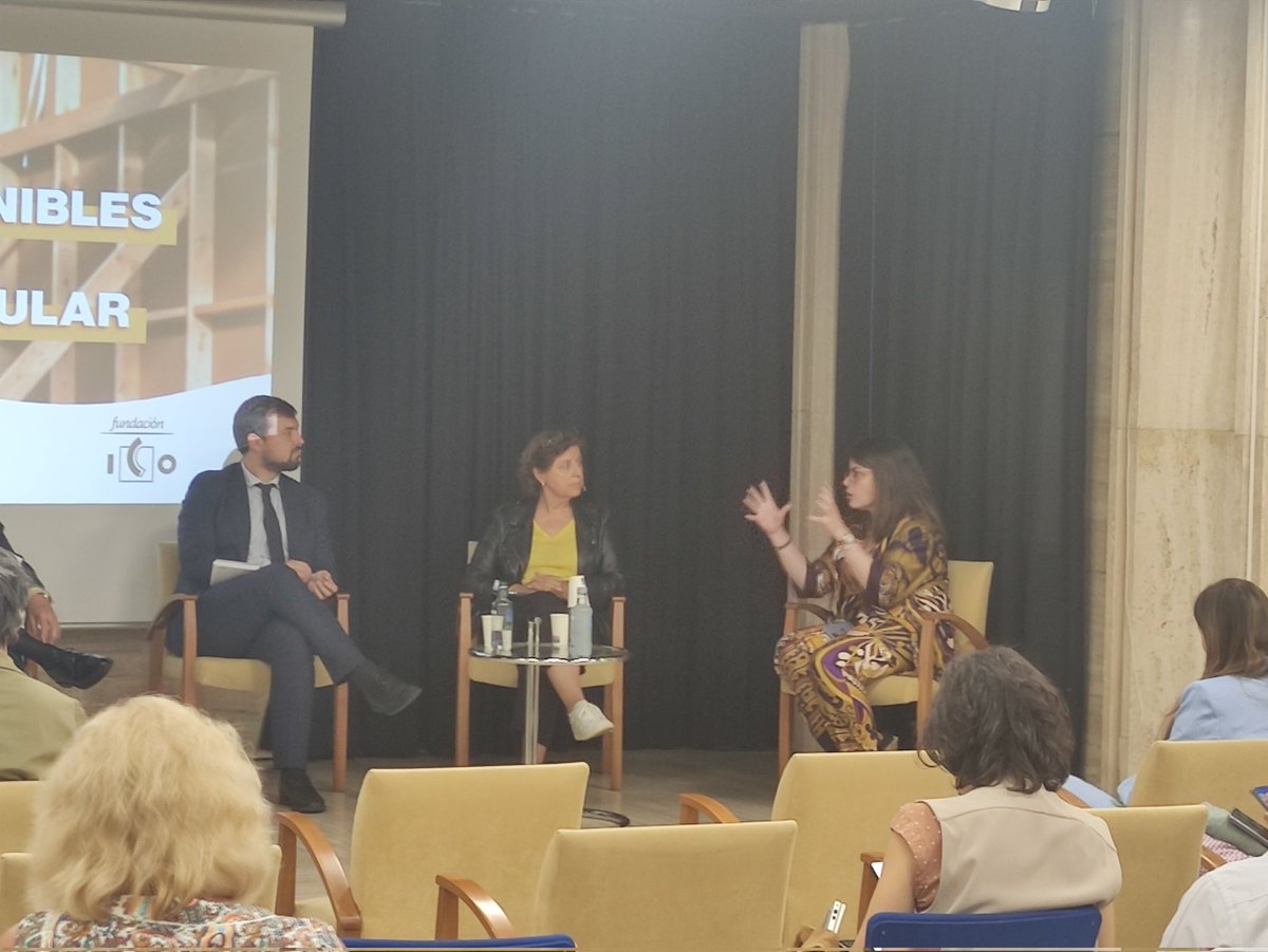 Continuamos la sesión con la segunda mesa, donde la reflexión es sobre el futuro. Modera Ana Domínguez <a href="/Afi_es/">Afi</a> y participa <a href="/mromero_afi/">María Romero</a> hablando de construcción sostenible y construcción industrializada