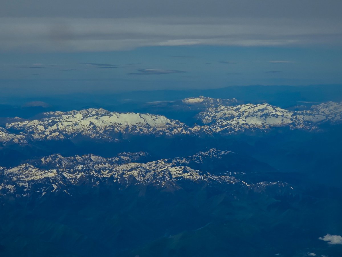 Stormyalert's tweet photo. Y para finalizar el viaje una maravillosa vista de los Pirineos, que aún tienen una buena capa de nieve en las cotas mas altas❄️ #meteo @alexmegapc @meteopolita @P4Estacions @meteocat @btveltemps @eltempsTV3 @tiempobrasero @ElTiempo_tve @SergiLoras @Sawyer_WX @meteobro https://t.co/xN9aEoMLyn