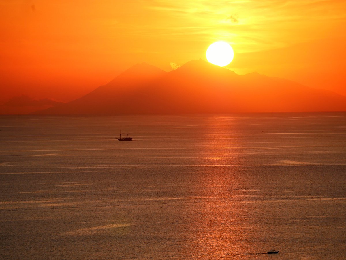 GuideRestos's tweet image. Coucher de soleil depuis Sylvia Hill, Labuan Bajo, Flores 🇮🇩