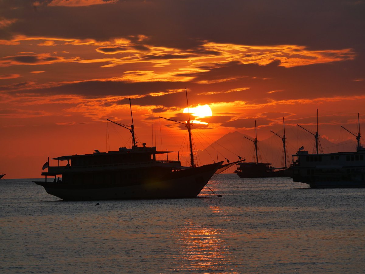 GuideRestos's tweet image. Coucher de soleil depuis Pantai Pede, Labuan Bajo, Flores 🇮🇩