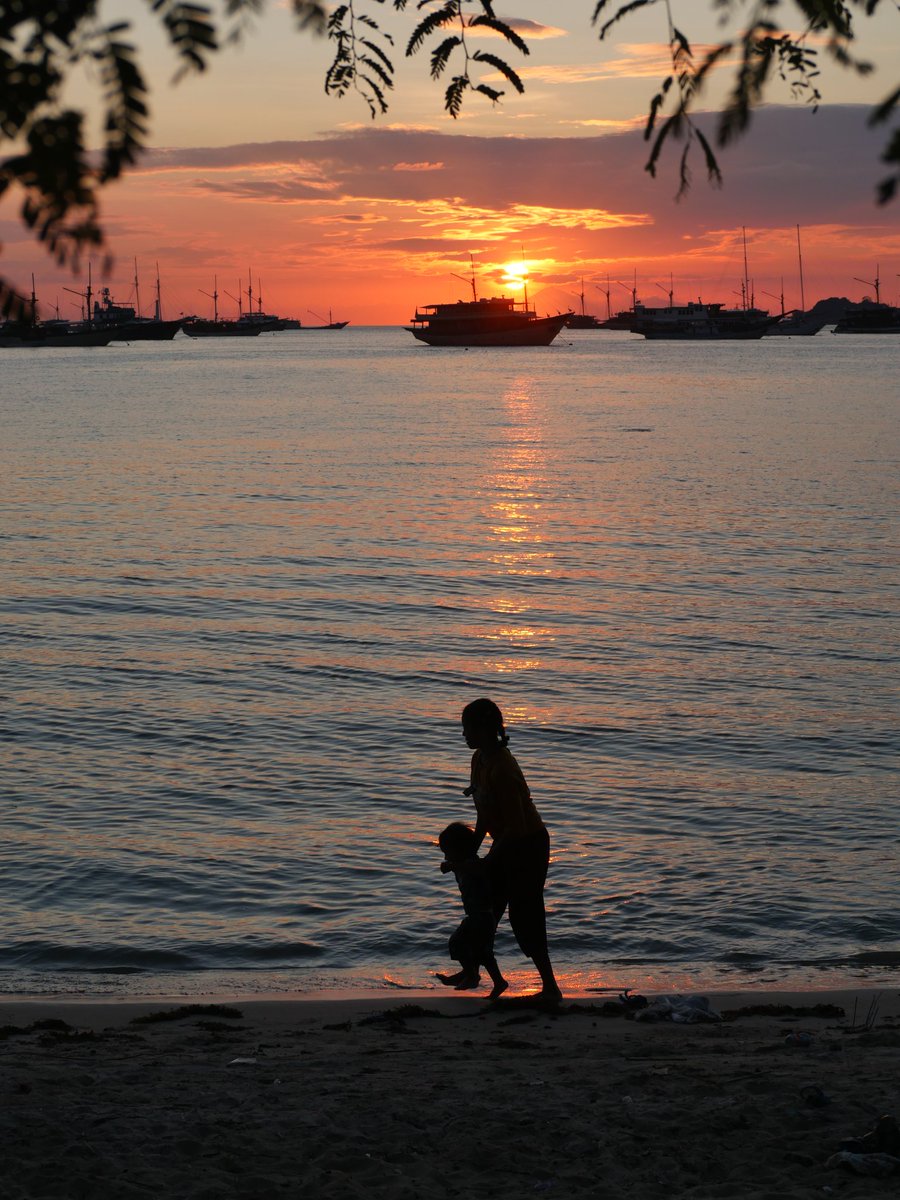GuideRestos's tweet image. Coucher de soleil depuis Pantai Pede, Labuan Bajo, Flores 🇮🇩