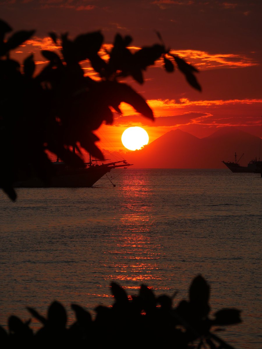 GuideRestos's tweet image. Coucher de soleil depuis Pantai Pede, Labuan Bajo, Flores 🇮🇩