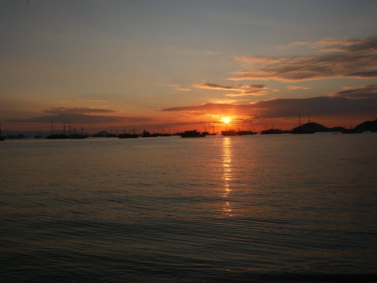 GuideRestos's tweet image. Coucher de soleil depuis Pantai Pede, Labuan Bajo, Flores 🇮🇩