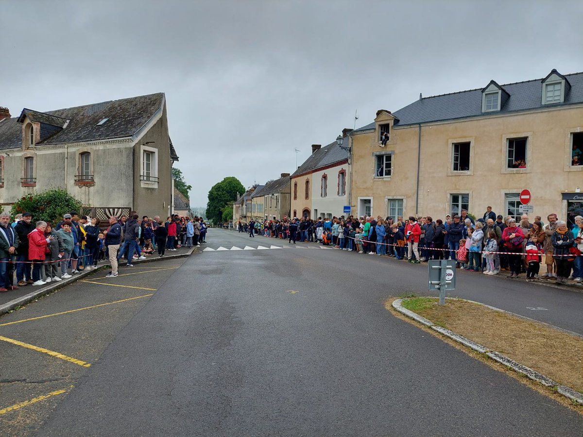 🤩🤩 Gros succès populaire à Sainte-Suzanne @lescoevrons pour le #RelaisDeLaFlamme #Paris2024 #Mayenne