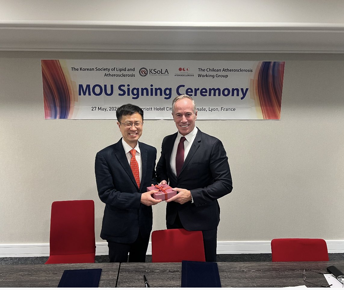 Moments of the signature of the Memorandum of Understanding between @ateros_chile & Korean Society of Lipids & atherosclerosis (KSoLA) during 92 @EASCongress. Collaboration among societies is essential to grow 
@society_eas @atherosociety