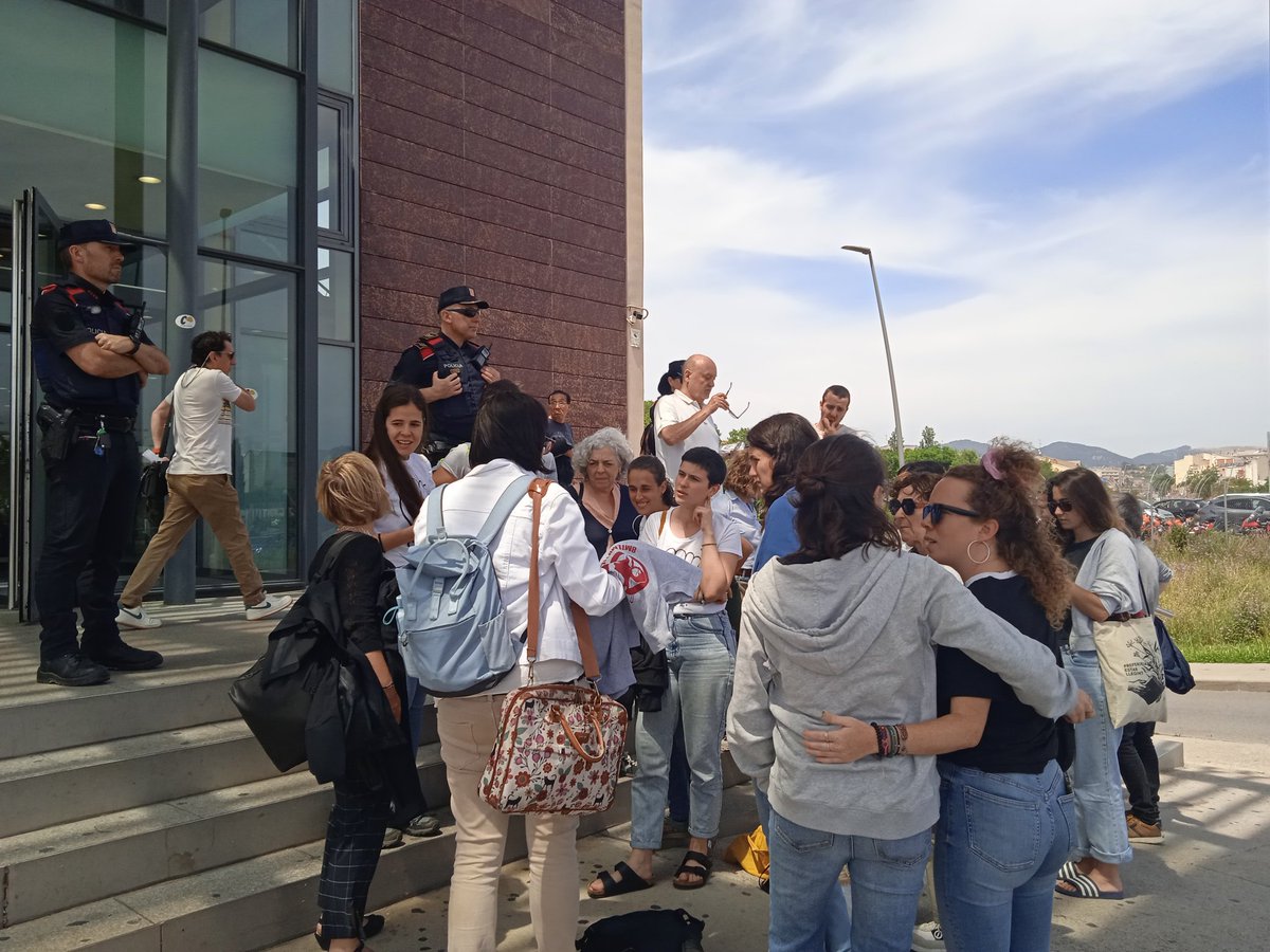 🟣 Surten les companyes del tercer dia del #Judici8mm!

Finalment, l'últim dia de judici serà demà dijous! A les 9h als jutjats de Terrassa per ser amb les nostres companyes! 

Per elles, per nosaltres, per totes! Seguim! ❤️‍🔥❤️‍🔥❤️‍🔥