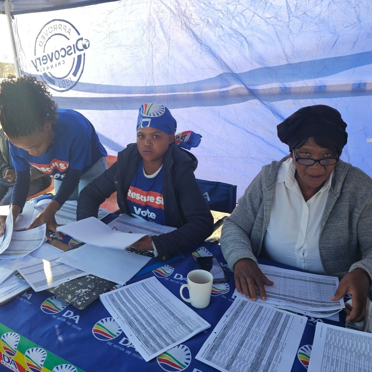 DA_NCape's tweet photo. 🗳️Voting stations across the Northern Cape are painted blue by our #DA teams, busily assisting voters.

Constituency Head of Bo-Karoo, Fawzia Rhoda,  is checking up on voting stations in #Britstown.

Remember, your vote will make the difference!

#VoteDA #RescueSA https://t.co/db6BbOZMOy