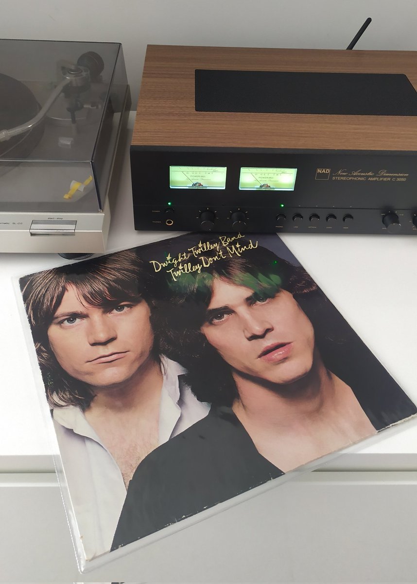 elsotaescala's tweet photo. Quan tens una ADOLESCÈNCIA massa SERIOSA🎶, via #RockProgressiu, i de JOVE et passes al #PunkRock... queden pel camí PORTADES que veus REITERADAMENT però IGNORES, per LLEUGERS i TOUS respectivament. #DwightTwilleyBand: MÚSICA FABULOSA i un dels MILLORS DISCS de #PowerPop mai FETS https://t.co/RDOmkqEV0R