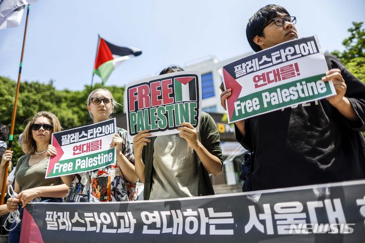 tang__kira's tweet photo. Mahasiswa Seoul national University yang bergabung dalam club Subak, Klub kampus solidaritas untuk Palestina, mengecam genosida yang dilakukan Israel terhadap masyrakat Palestina. 

https://t.co/nE7hEDHrcG https://t.co/twXFaF8vdo