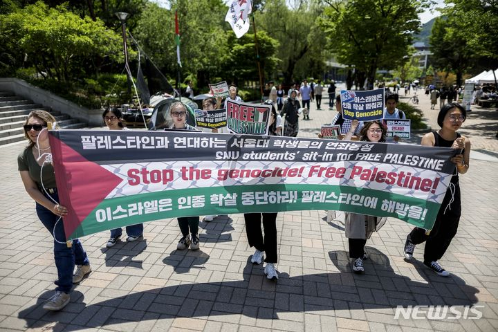 tang__kira's tweet photo. Mahasiswa Seoul national University yang bergabung dalam club Subak, Klub kampus solidaritas untuk Palestina, mengecam genosida yang dilakukan Israel terhadap masyrakat Palestina. 

https://t.co/nE7hEDHrcG https://t.co/twXFaF8vdo