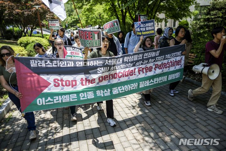 tang__kira's tweet photo. Mahasiswa Seoul national University yang bergabung dalam club Subak, Klub kampus solidaritas untuk Palestina, mengecam genosida yang dilakukan Israel terhadap masyrakat Palestina. 

https://t.co/nE7hEDHrcG https://t.co/twXFaF8vdo