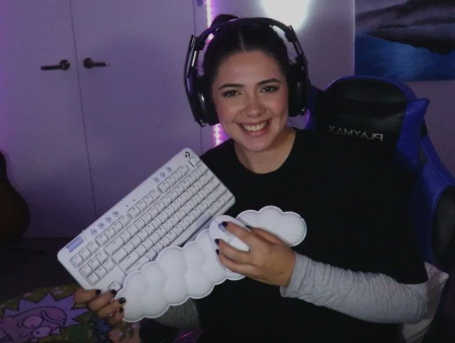 nemsysis's tweet image. Thank you @logitechg + @benefitnz for sending me The Aurora Collection and the POREfessional Collection to try out on stream!! 
Hope you guys try these products too! 
#POREfessional #auroracollection #playyourway #ad #gifted