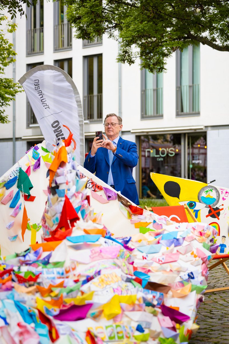 „Es geht um mehr als nur die Boote. Die Boote sind für mich ein Signal, um über unser gesellschaftliches Zusammenleben nachzudenken“, sagte Ministerpräsident @bodoramelow zur Abschlussveranstaltung „100 Boote - 100 Mio Menschen“ der @AWOBund heute in Erfurt. Millionen von