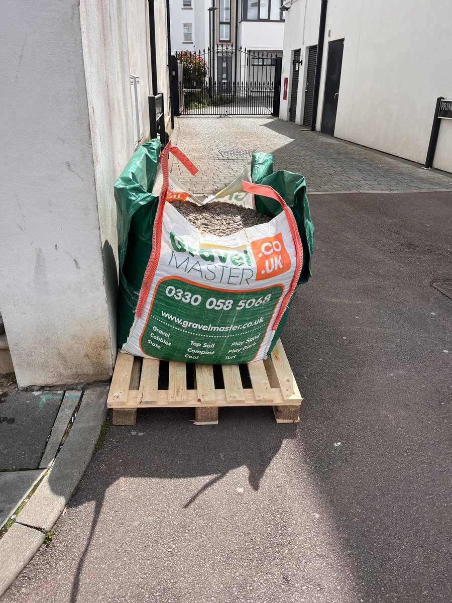 Two ruddy big bags gravel arrived, even though we’d asked to cancel the delivery 🙈🤪 Not expecting a rush of volunteers for such a hideous task, but if anyone at all is available to help us move it through the shop to the back garden, you would be our hero.