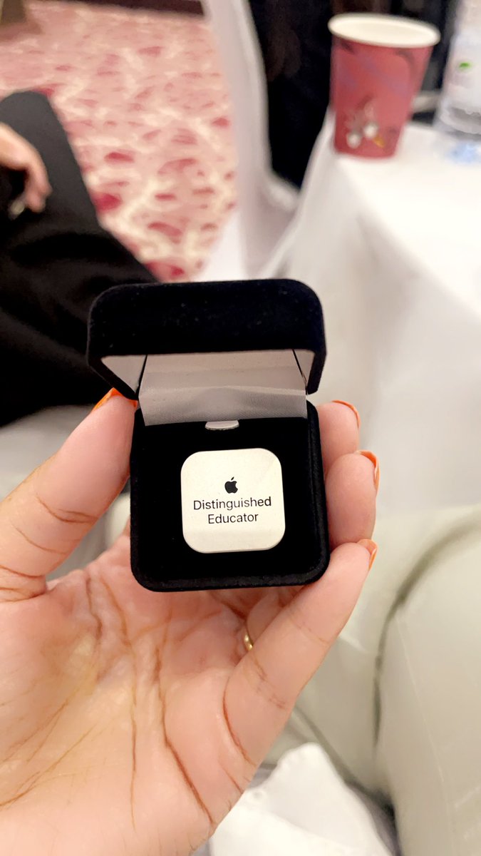 maeenaf's tweet image. Connecting with educators from all over and swapping stories? Yes, please! Thanks, #AppleDistinguishedEducators . Proud to be a member of the ADE crew—time to save the world, one classroom at a time!😄