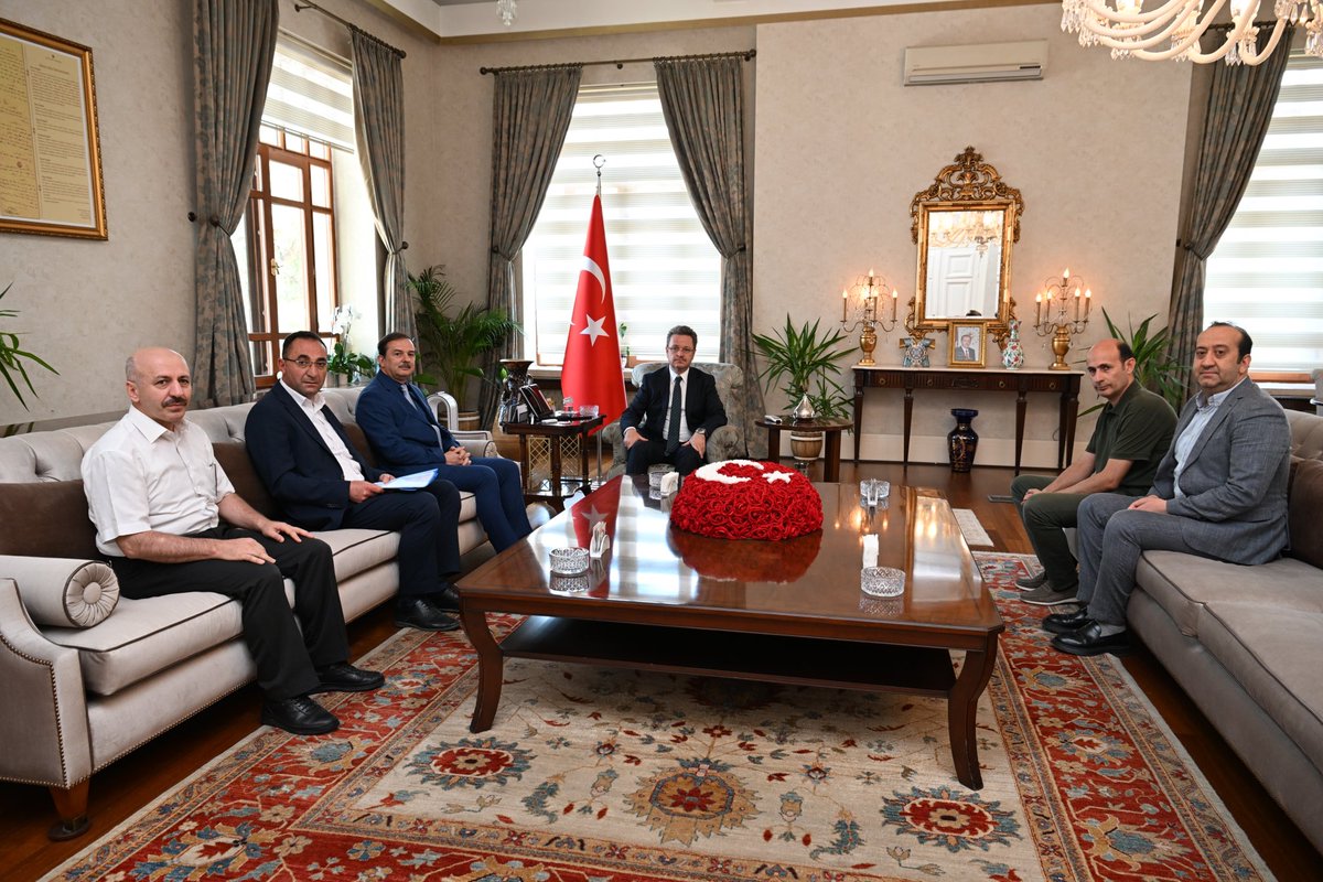 Manisa İl Sağlık Müdürü Opr. Dr. Erol Karaca, Moris Şinasi Uluslararası Çocuk Sağlığı Derneği Yönetim Kurulu Başkanı Tuncay Özer ve yönetim kurulu üyelerinden oluşan heyet Valimiz Enver Ünlü’yü ziyaret ederek dernek faaliyetleri hakkında bilgi paylaştı.