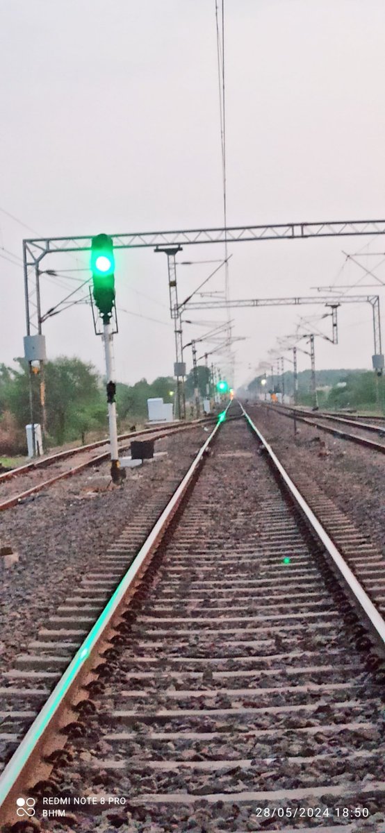 Great news! Another stretch of Automatic Block Signalling (ABS) commissioned from Gannavaram-  Nuzvid ( 21.21 km length).  This cutting-edge technology enhances safety, efficiency & passenger experience. Kudos to our team  #ABS
@RailMinIndia
#SafetyFirst
@SCRailwayIndia