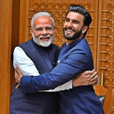 Rare moment of Alauddin Khilji hugging the parrot who told him abouta beautiful lady.

#FilmyModi