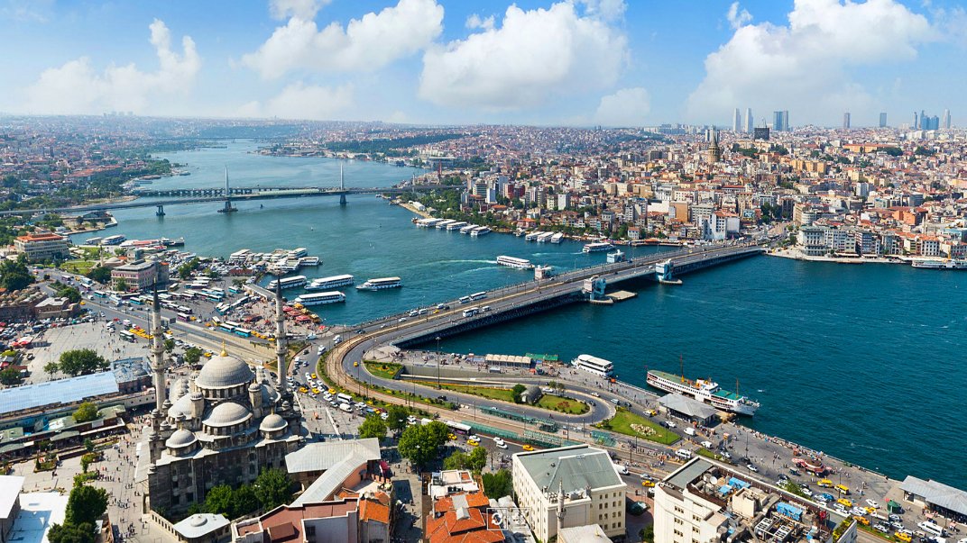 Konstantinopolis surları yıkılıyor... İstanbul'un Fethinin 571. yıl dönümü kutlu olsun. Gelmiş geçmiş tüm medeniyetlerin rüyası, ne kadar sevsek az ama iş kıymetini bilmekte. Hala dünyanın en güzel, en özel şehri.